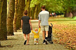 Rodzice na spacerze z dzieckiem