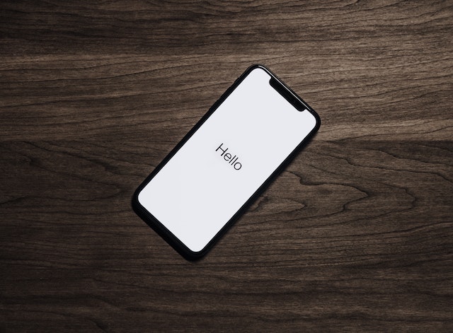 Iphone z napisem Hello na ekranie