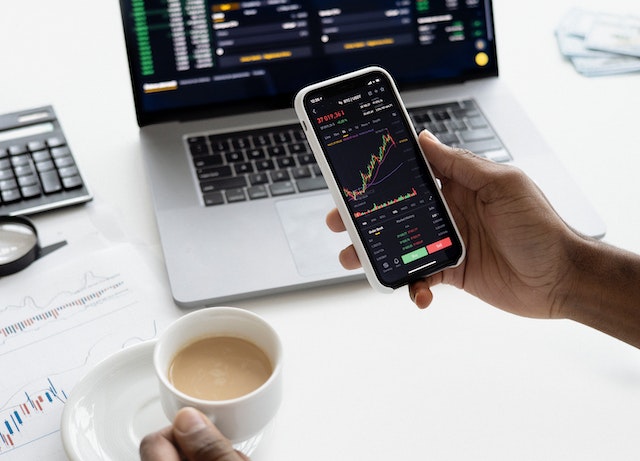 Kurs kryptowalut na telefonie