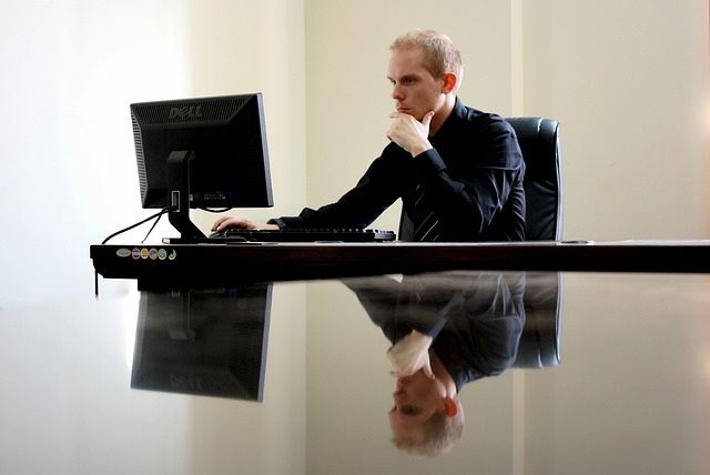 biznesmen przy pracy