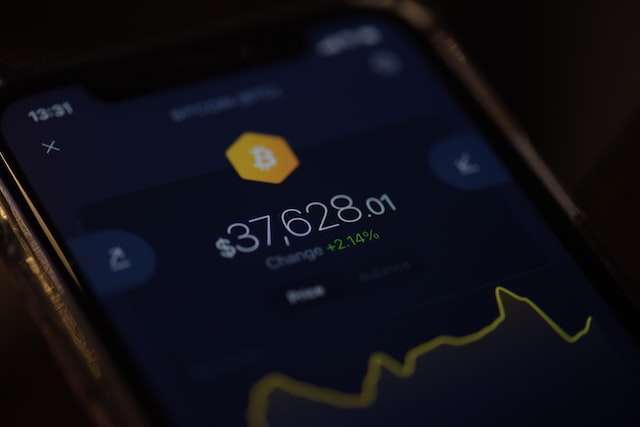 Na telefonie widnieje informacja o wartości Bitcoina